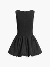 Kurzes Kleid mit tiefem Ausschnitt und quadratischem Ausschnitt